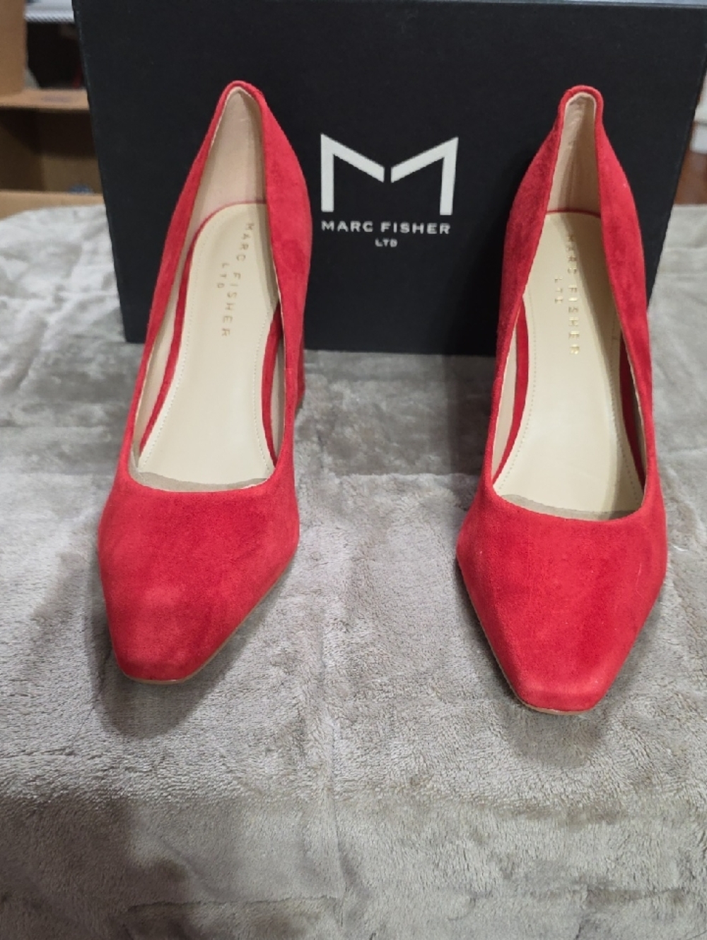 NWT‎ Marc Fisher Red Suede Pointed Pumps Chunky Heel Career Holidays Sz 10
